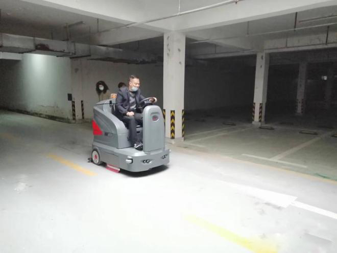 佛山小区物业保洁不用人力改用驾驶式洗地机了